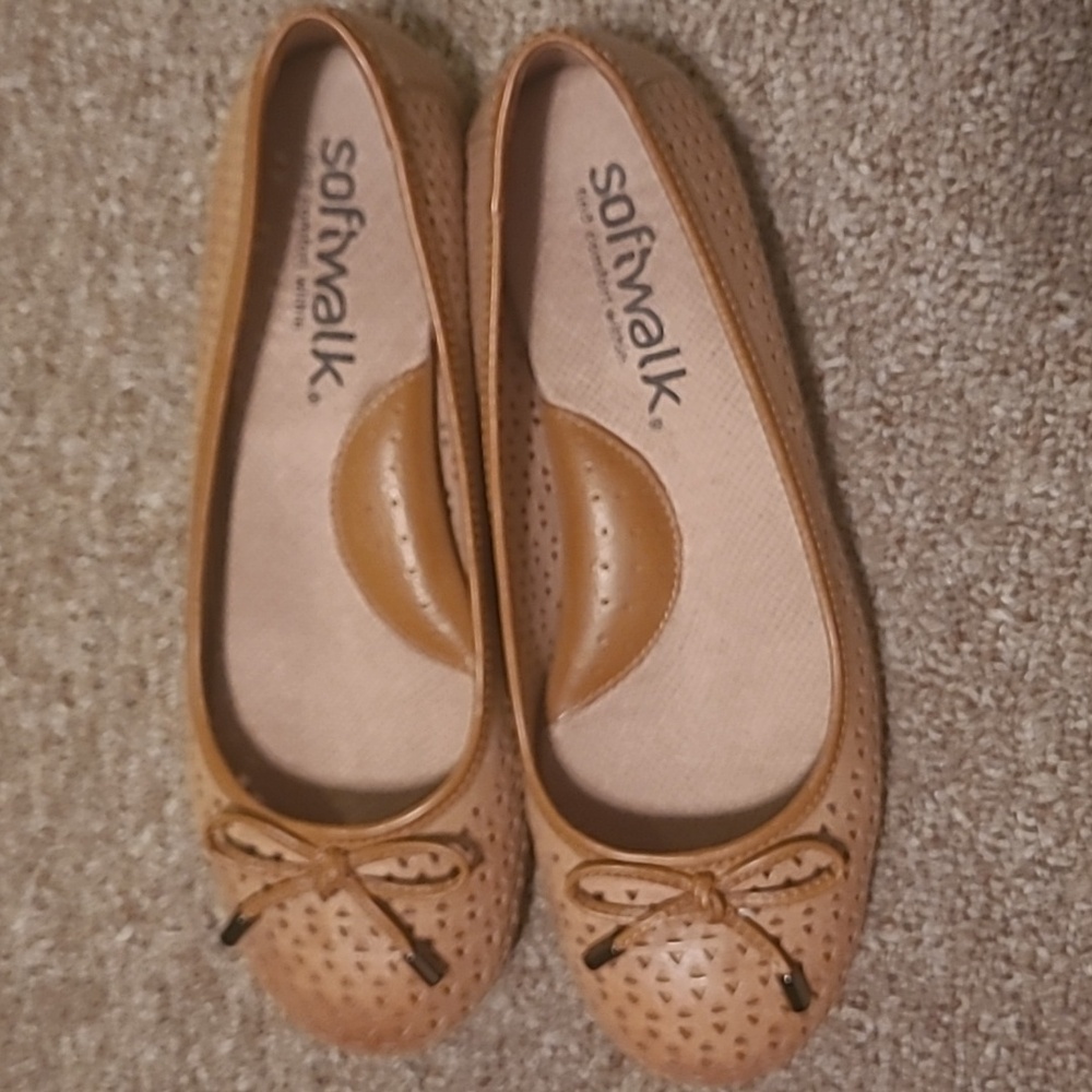 Ladies 5.5 tan Softwalk ballet flats